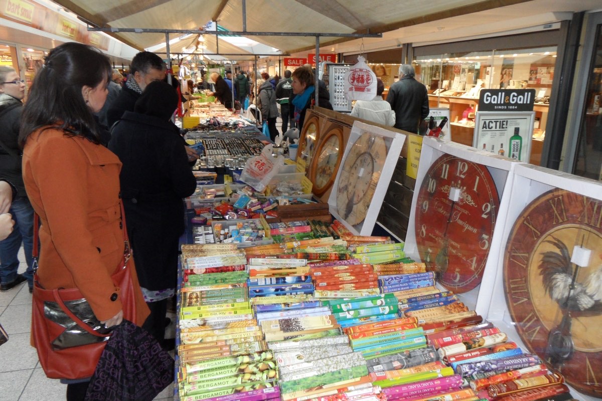 Druk bezochte markt georganiseerd door Lovely Trading