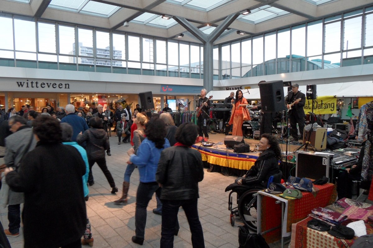 Bezoekers op een markt van Lovely Trading